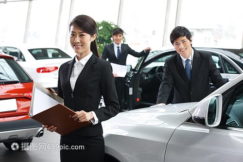 奢華青年女性汽車(chē)銷(xiāo)售人員的著裝之道 專業(yè)與優(yōu)雅的完美融合